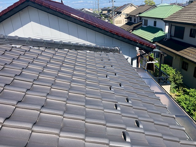 雪止め瓦が並んでいる